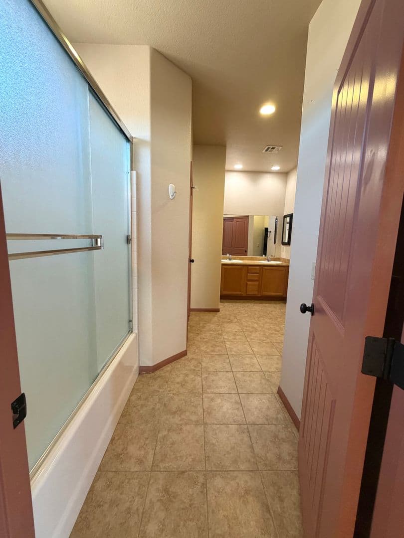 7425 Kellogg Ave. 11 of 22