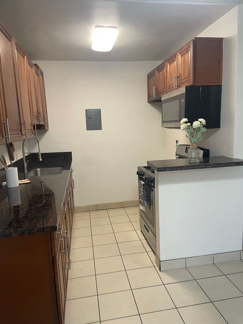 Beautiful 1 Bedroom Apartment In Anaheim-Downstairs unit 1 of 12