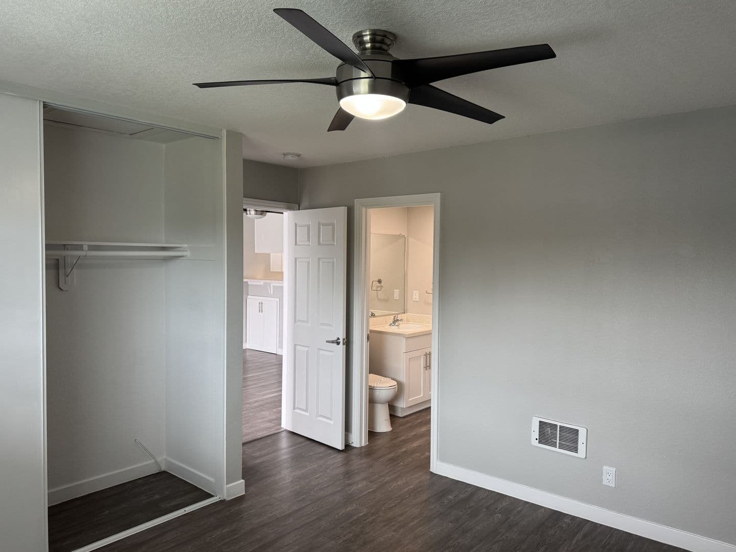 055 - Villa Del Sol Apartment Homes 3 of 6