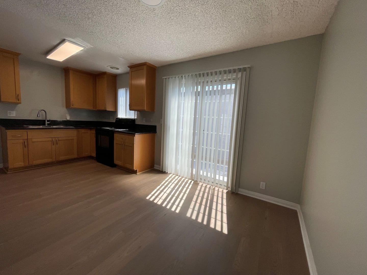 055 - Villa Del Sol Apartment Homes 2 of 8