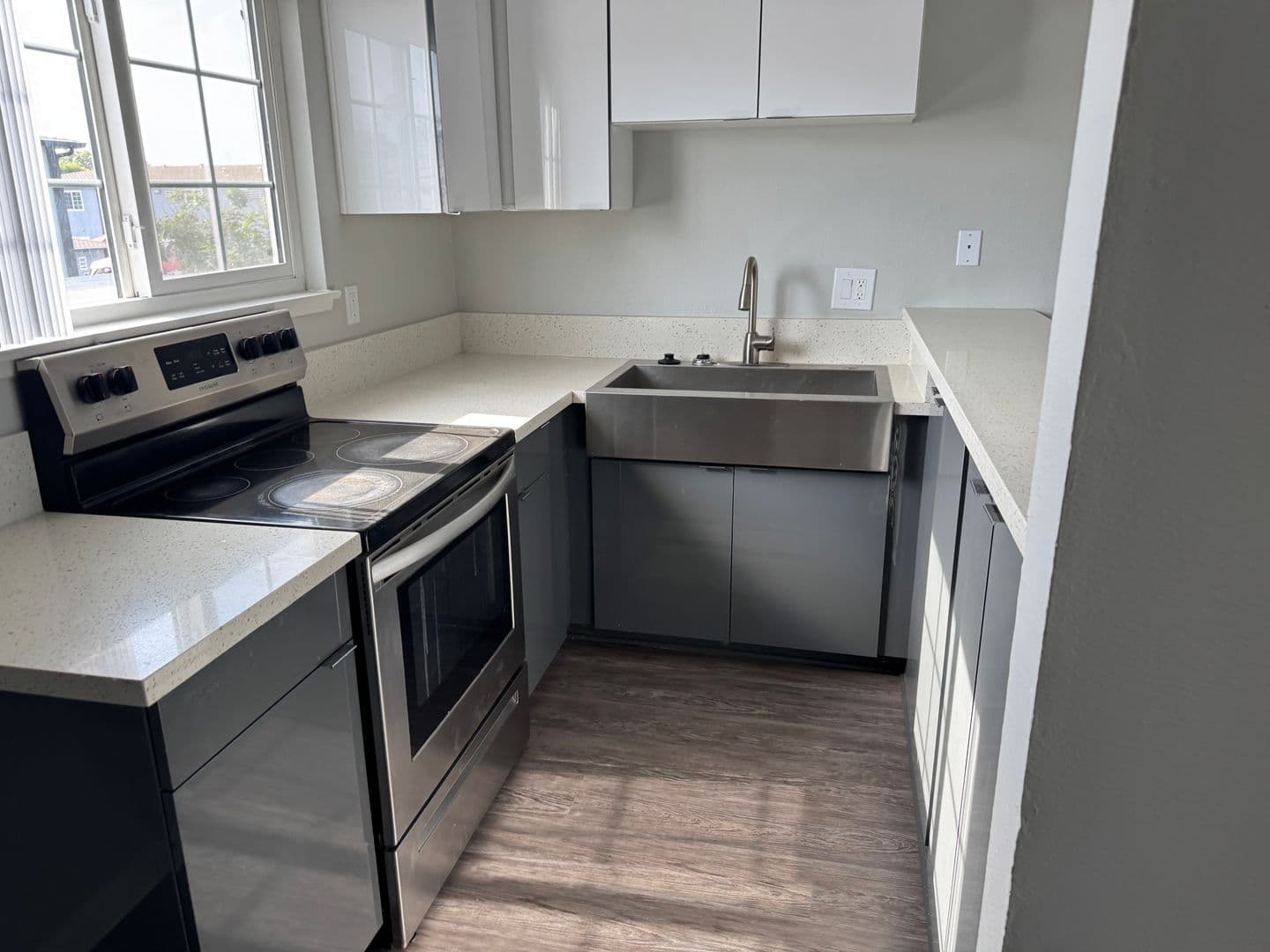 055 - Villa Del Sol Apartment Homes 2 of 6