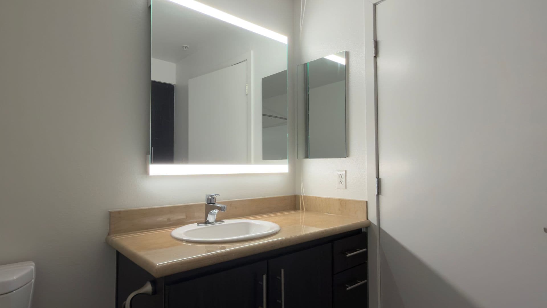 135 - Canvas LA Apartments 7 of 10