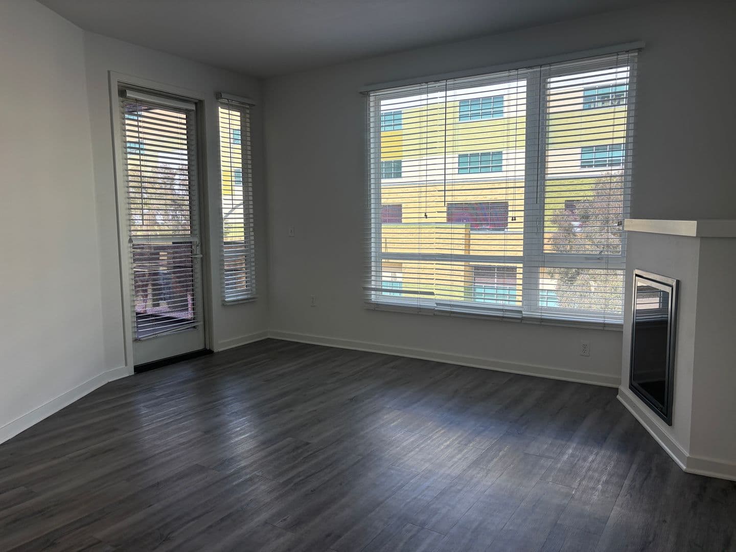 135 - Canvas LA Apartments 3 of 11