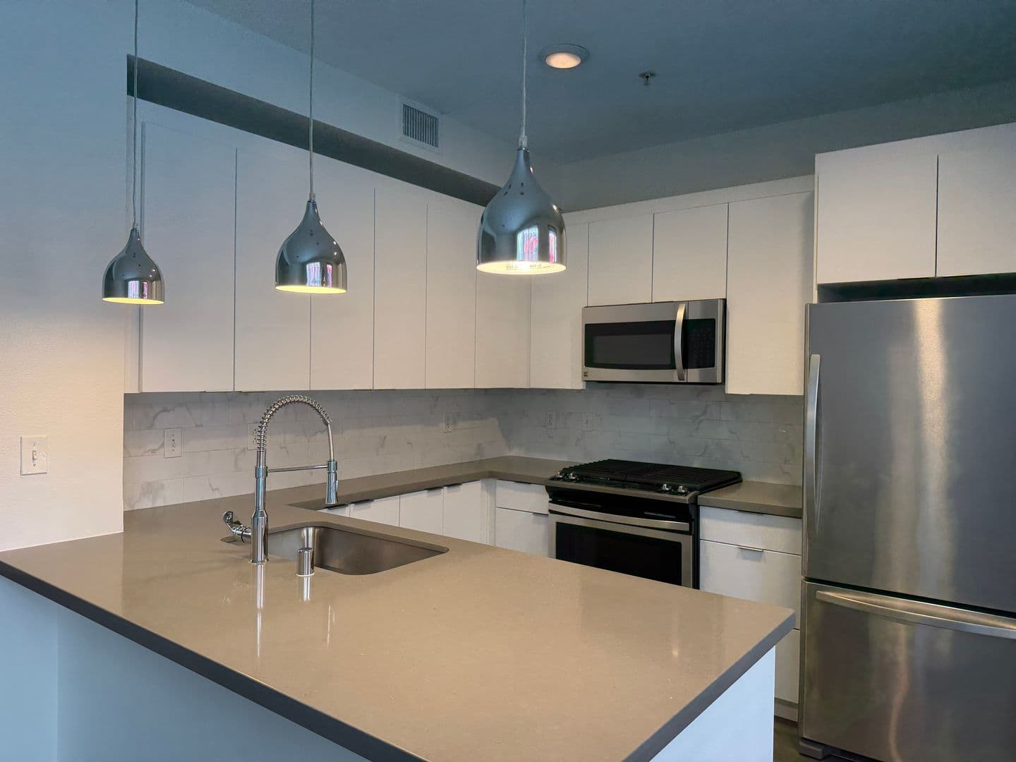 135 - Canvas LA Apartments 2 of 6