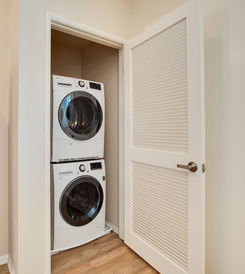 Huge 1bed, Open Floor Plan, W/D in-unit + parking: Chula Vista at 3rd St. 10 of 20