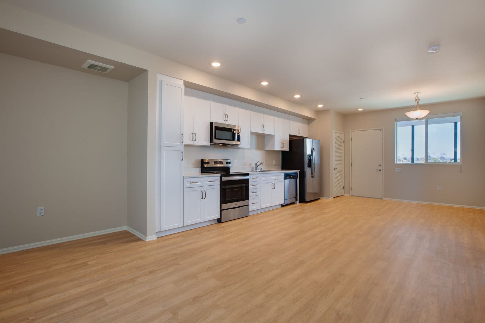 Huge 1bed, Open Floor Plan, W/D in-unit + parking: Chula Vista at 3rd St. 7 of 20