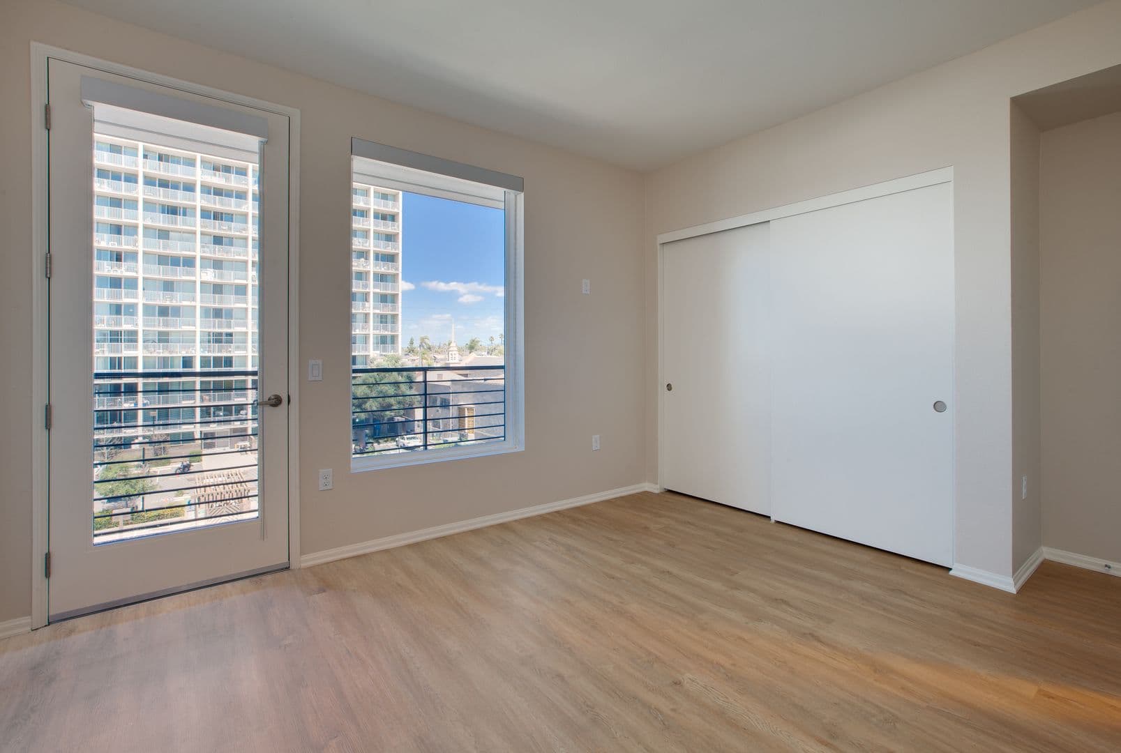 Huge 1bed, Open Floor Plan, W/D in-unit + parking: Chula Vista at 3rd St. 4 of 20