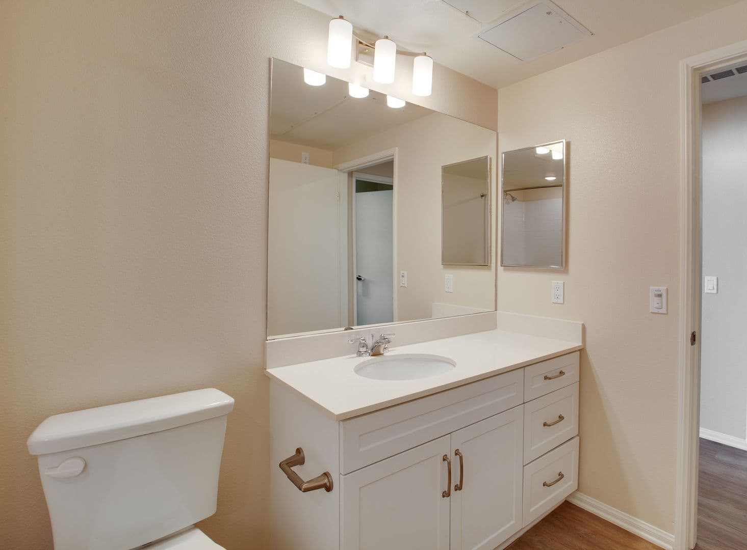 Huge 1bed, Open Floor Plan, W/D in-unit + parking: Chula Vista at 3rd St. 2 of 20