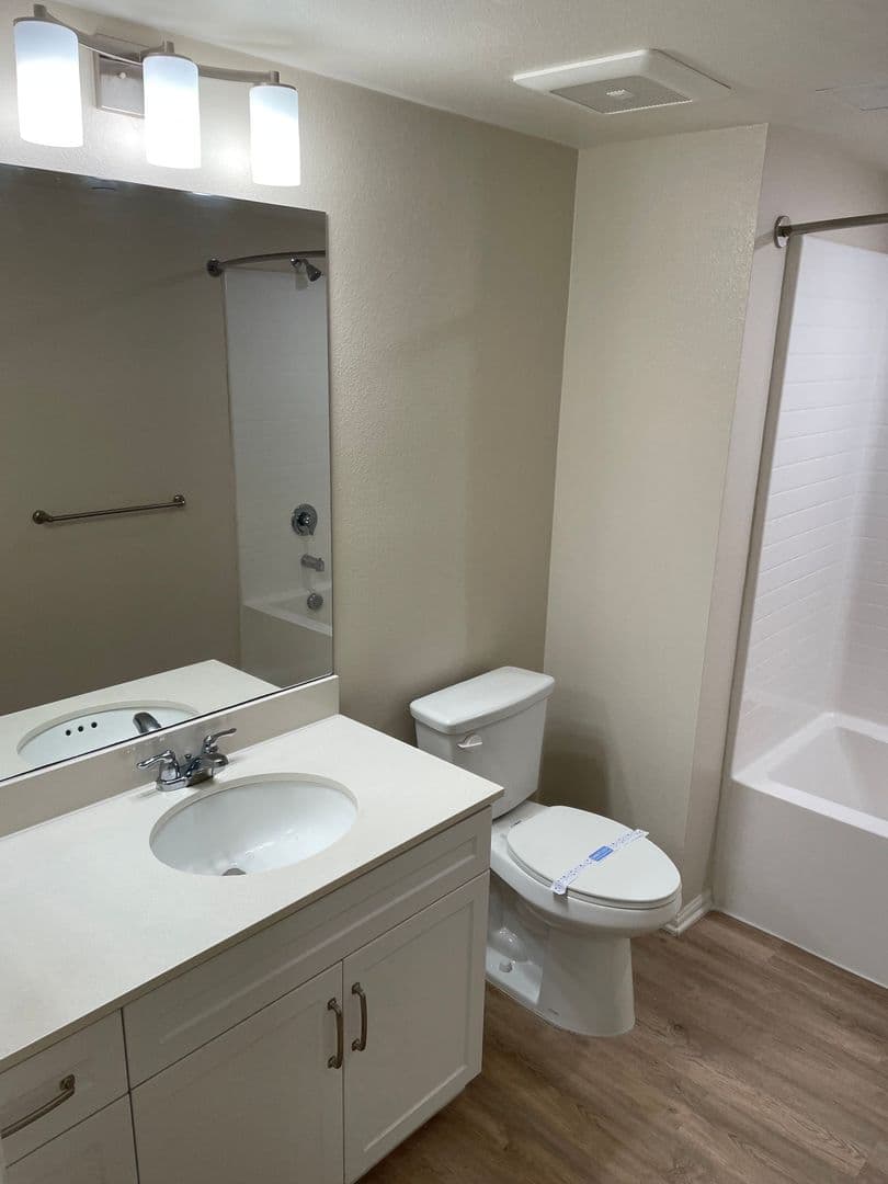 Huge 1bed, Open Floor Plan, W/D in-unit + parking: Chula Vista at 3rd St. 11 of 22