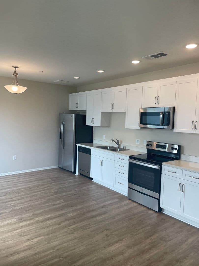 Huge 1bed, Open Floor Plan, W/D in-unit + parking: Chula Vista at 3rd St. 15 of 22