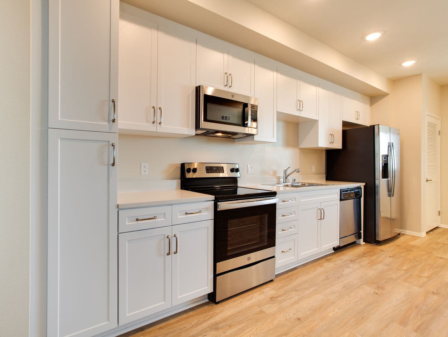 Huge 1bed, Open Floor Plan, W/D in-unit + parking: Chula Vista at 3rd St. 8 of 20