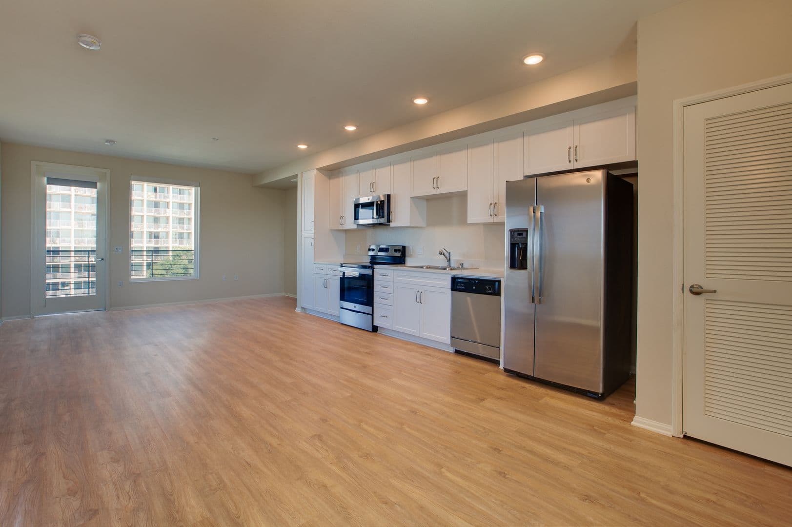 Huge 1bed, Open Floor Plan, W/D in-unit + parking: Chula Vista at 3rd St. 5 of 20
