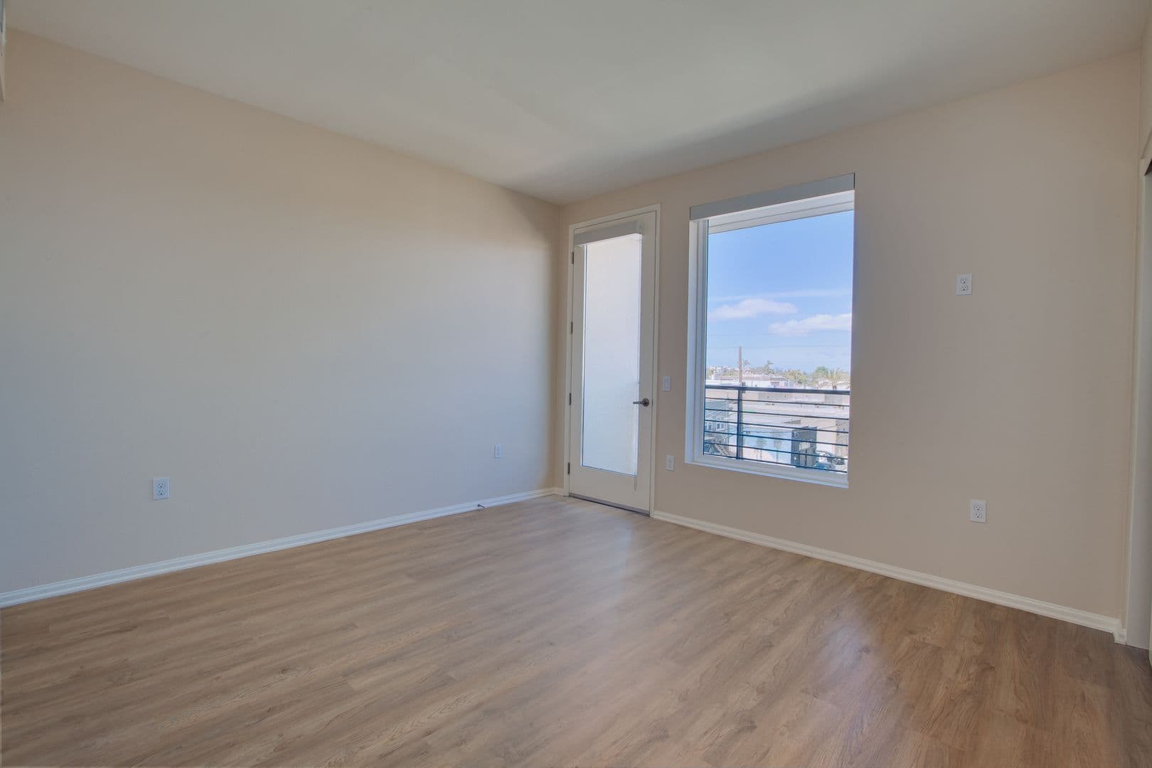 Huge 1bed, Open Floor Plan, W/D in-unit + parking: Chula Vista at 3rd St. 3 of 20