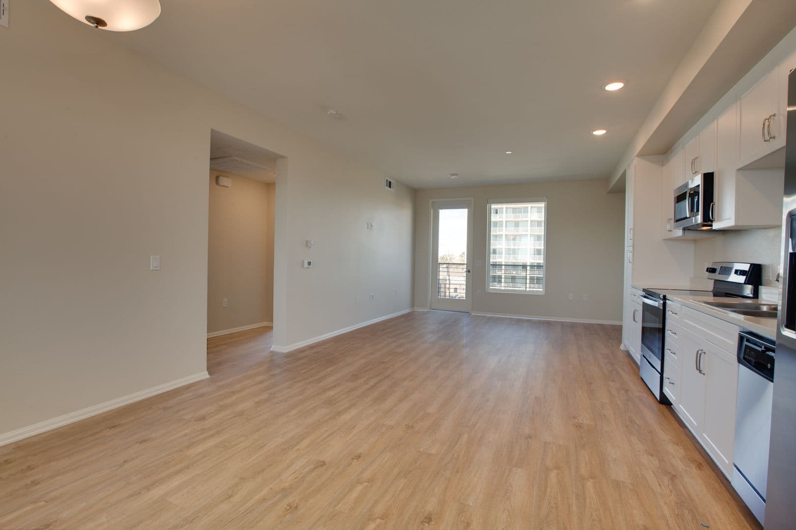 Huge 1bed, Open Floor Plan, W/D in-unit + parking: Chula Vista at 3rd St. 6 of 20