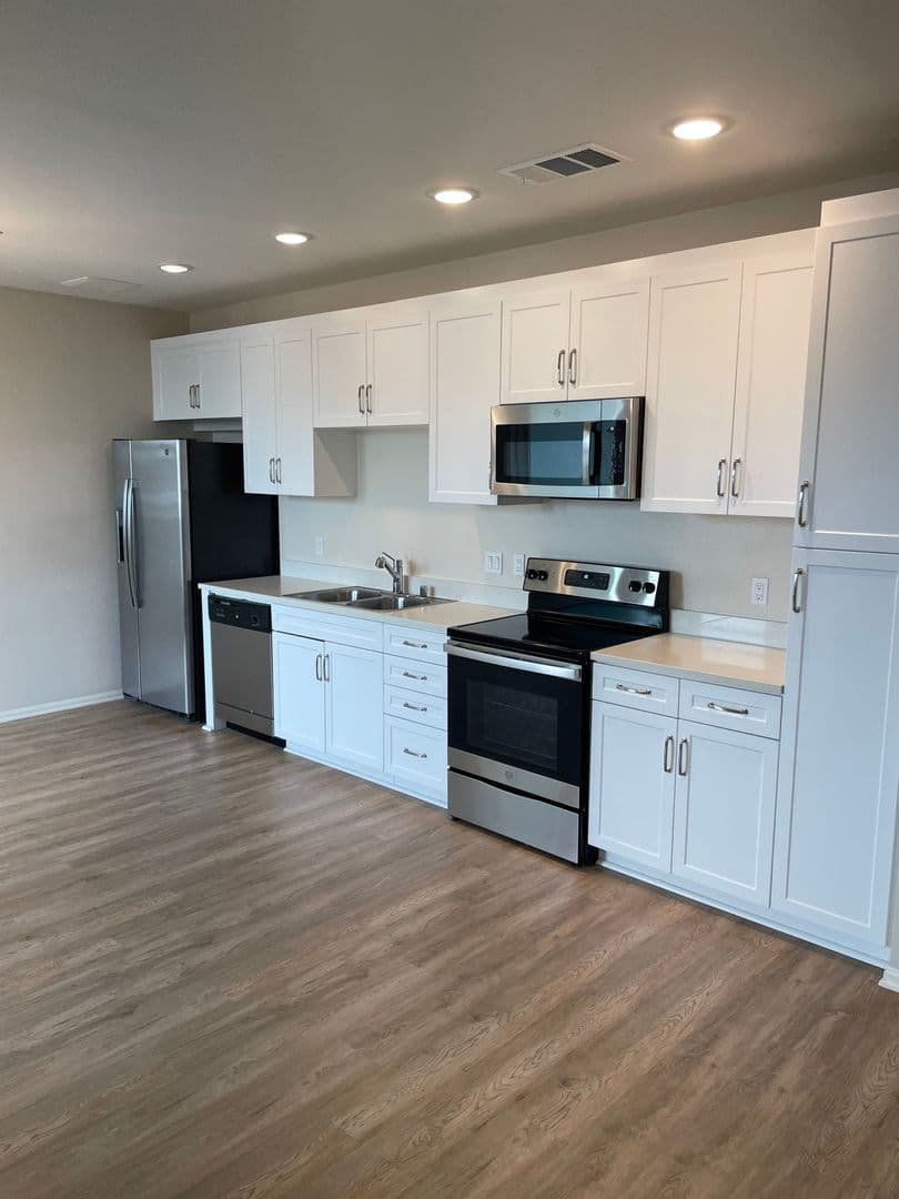 Huge 1bed, Open Floor Plan, W/D in-unit + parking: Chula Vista at 3rd St. 17 of 22