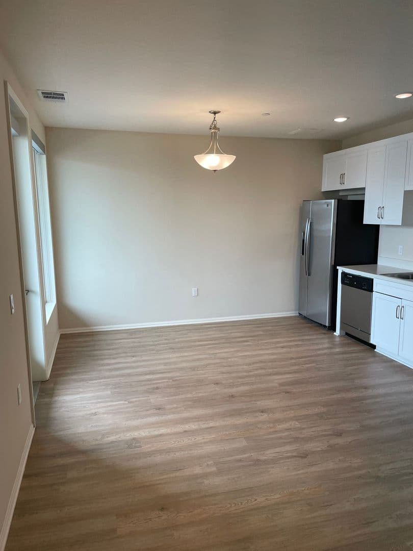 Huge 1bed, Open Floor Plan, W/D in-unit + parking: Chula Vista at 3rd St. 16 of 22