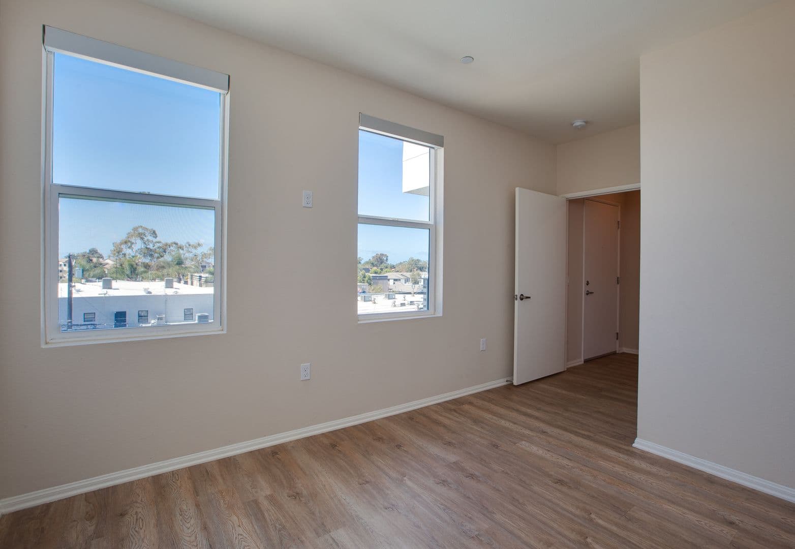 Huge 1bed, Open Floor Plan, W/D in-unit + parking: Chula Vista at 3rd St. 12 of 20