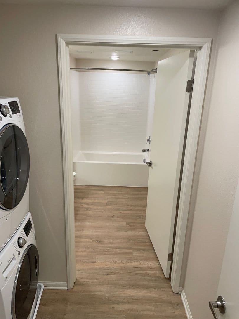 Huge 1bed, Open Floor Plan, W/D in-unit + parking: Chula Vista at 3rd St. 9 of 22