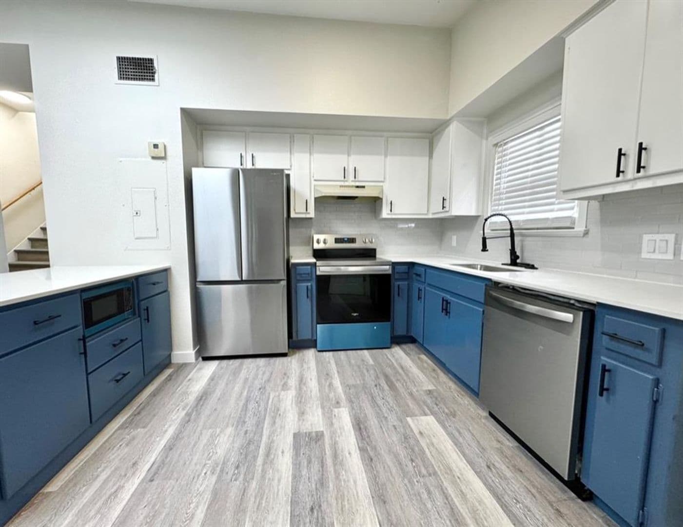 10 Bedroom 7 Bath Walking To Campus! 4 of 45