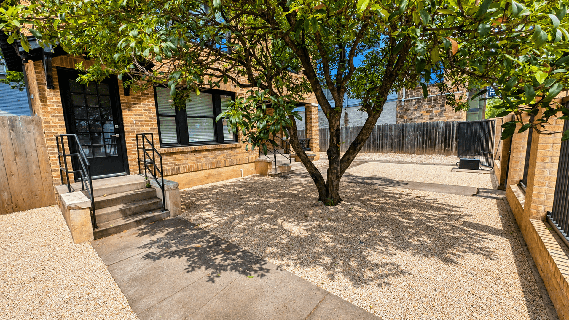 910 W 22nd 1/2 St 3 of 27
