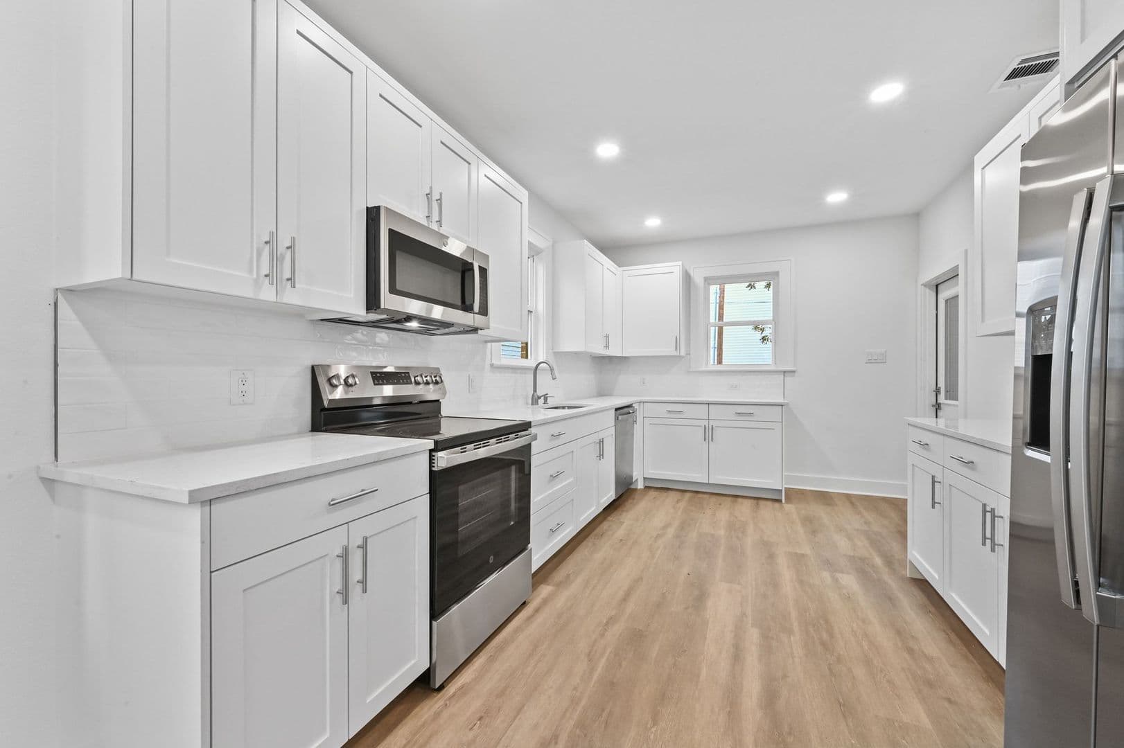 910 W 22nd 1/2 St 5 of 27
