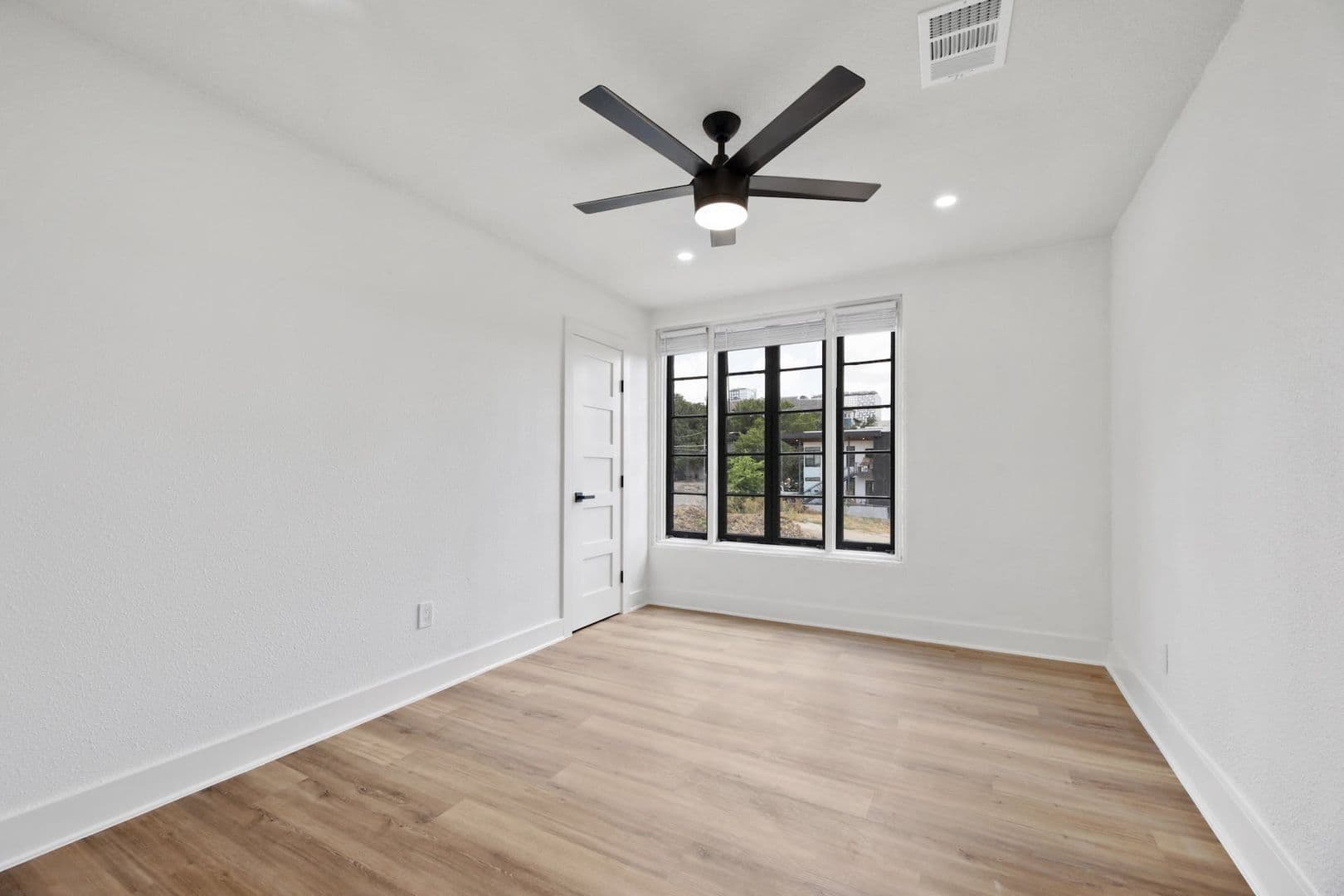 2808 San Pedro St 17 of 40