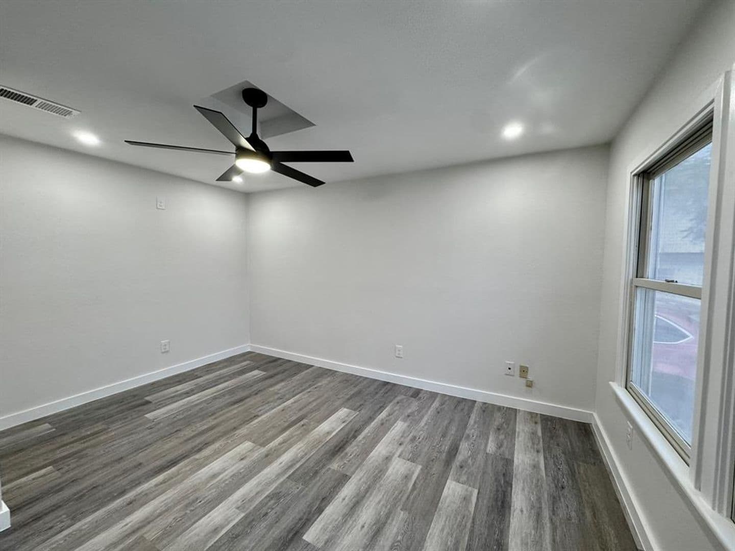 10 Bedroom 7 Bath Walking To Campus! 9 of 45