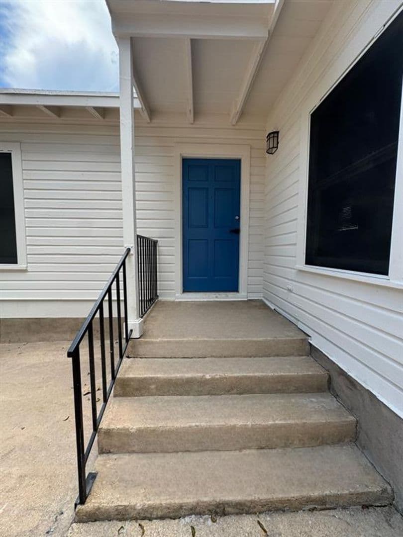 10 Bedroom 7 Bath Walking To Campus! 2 of 45
