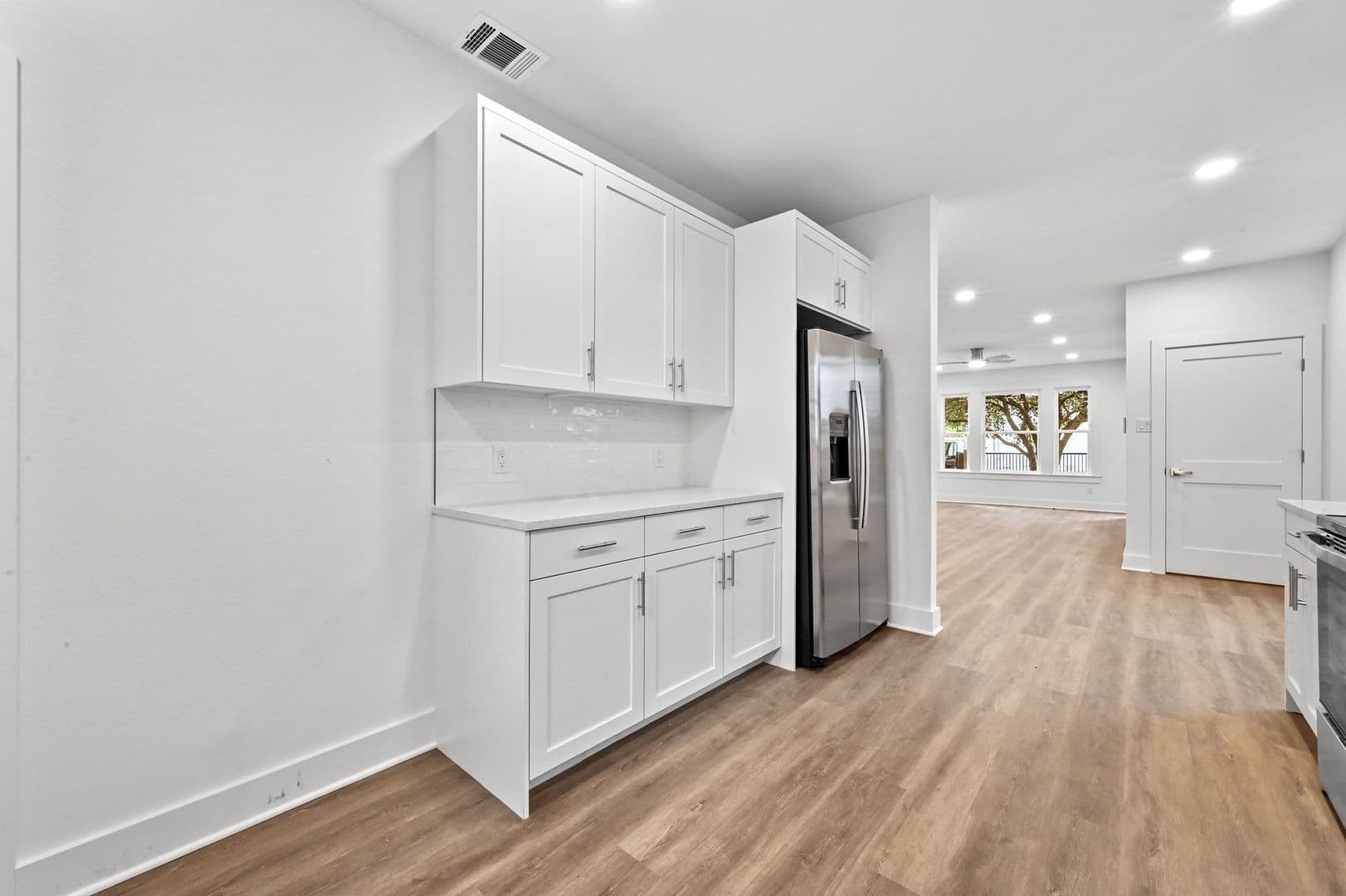 910 W 22nd 1/2 St 7 of 27