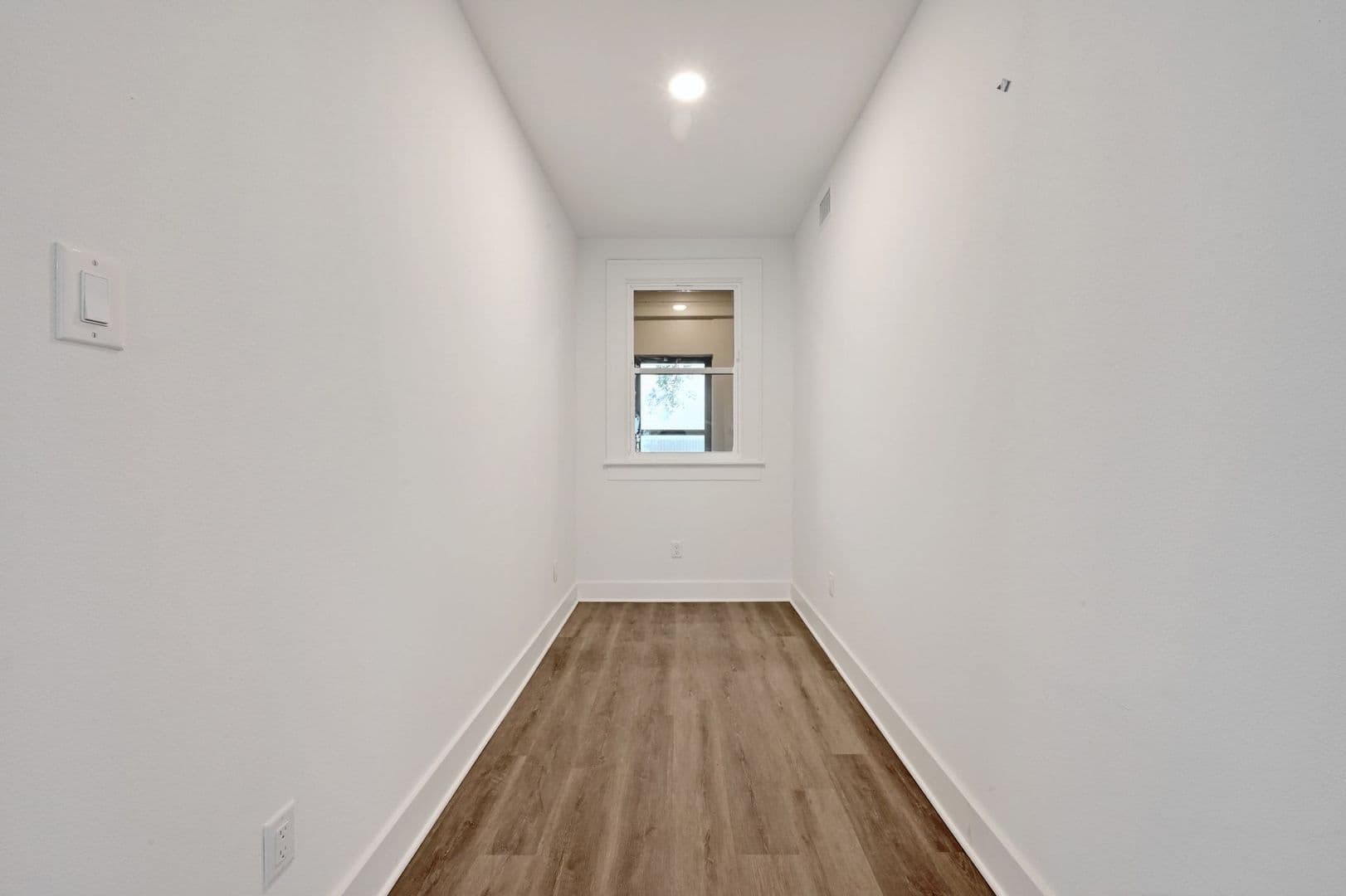 910 W 22nd 1/2 St 21 of 27