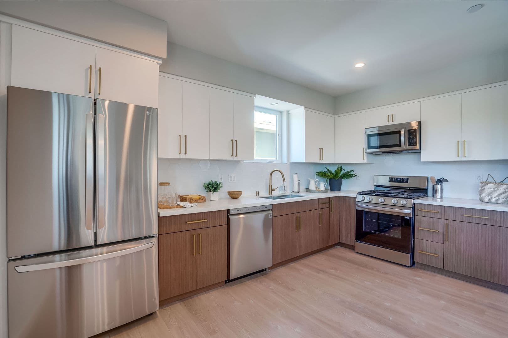New building, 3 story townhouse, 2+2.5, gated, 2 balconies, great natural light, Secure parking 4 of 8
