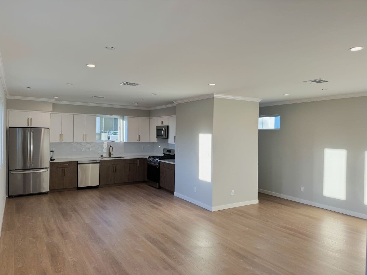 New building, 3 story townhouse, 2+2.5, gated, 2 balconies, great natural light, Secure parking 2 of 8