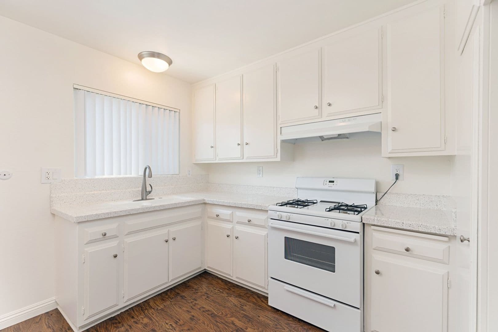 Mission Plaza Apartment Homes 11 of 23