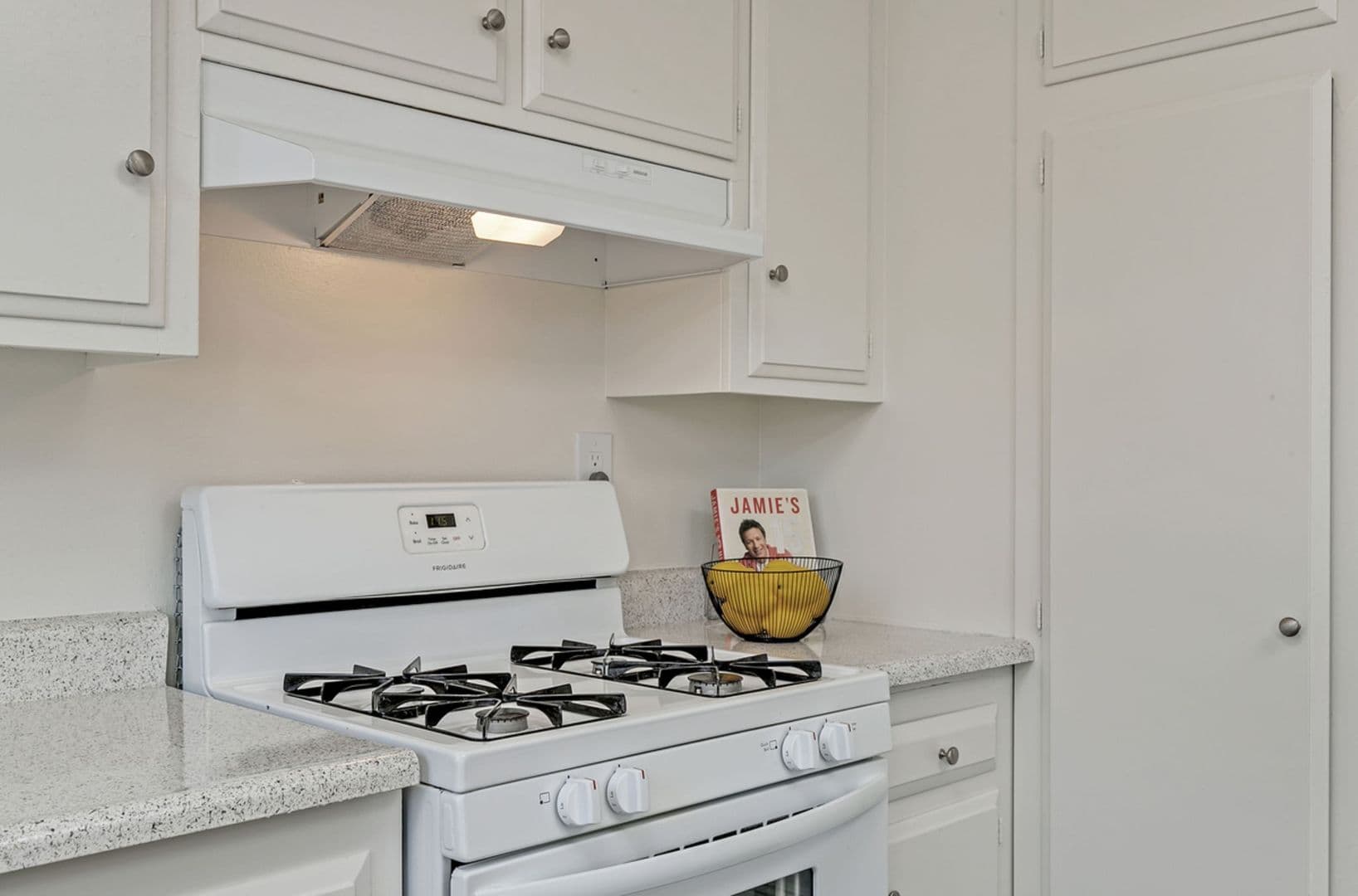 Mission Plaza Apartment Homes 11 of 22