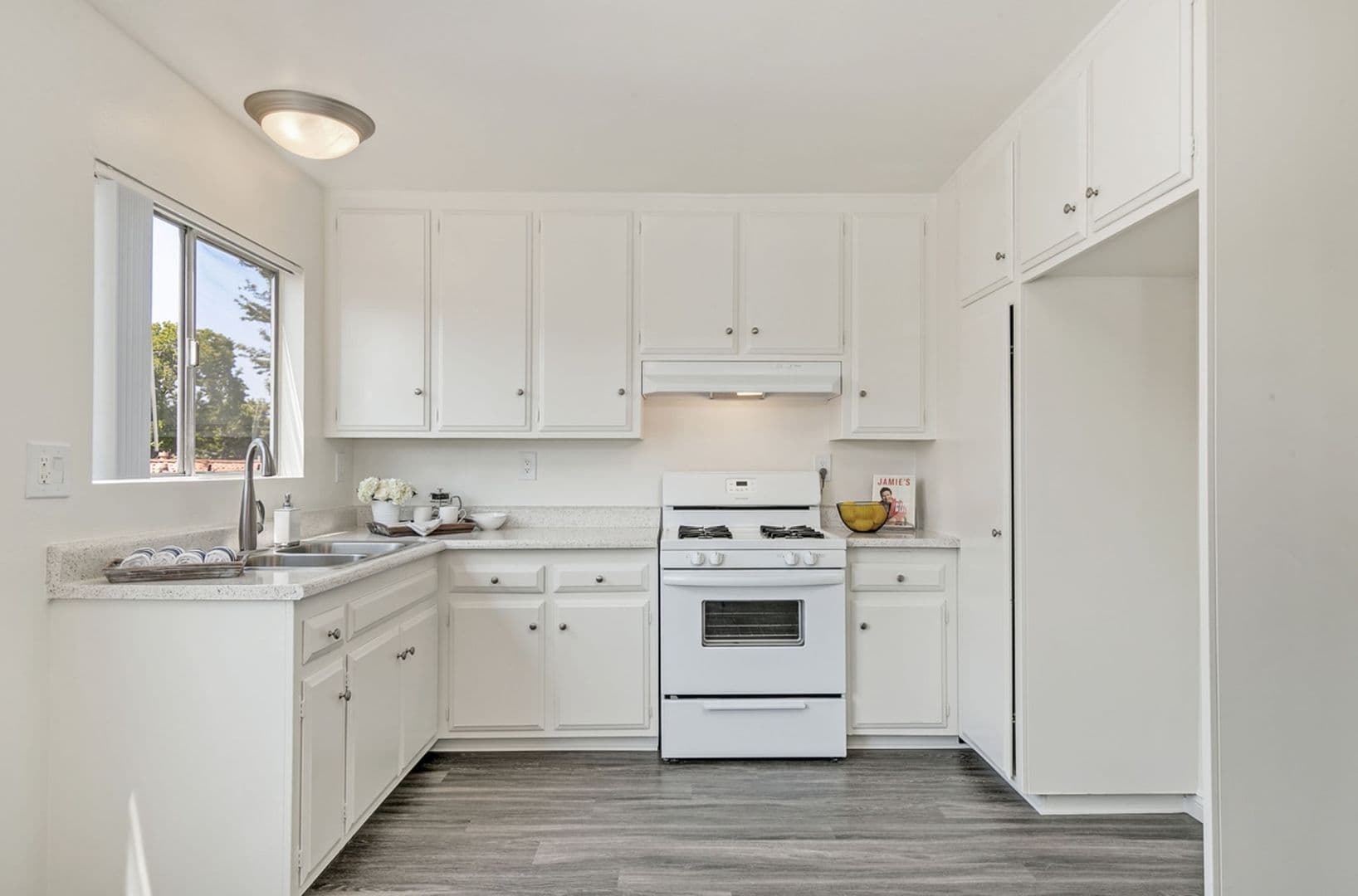 Mission Plaza Apartment Homes 12 of 22