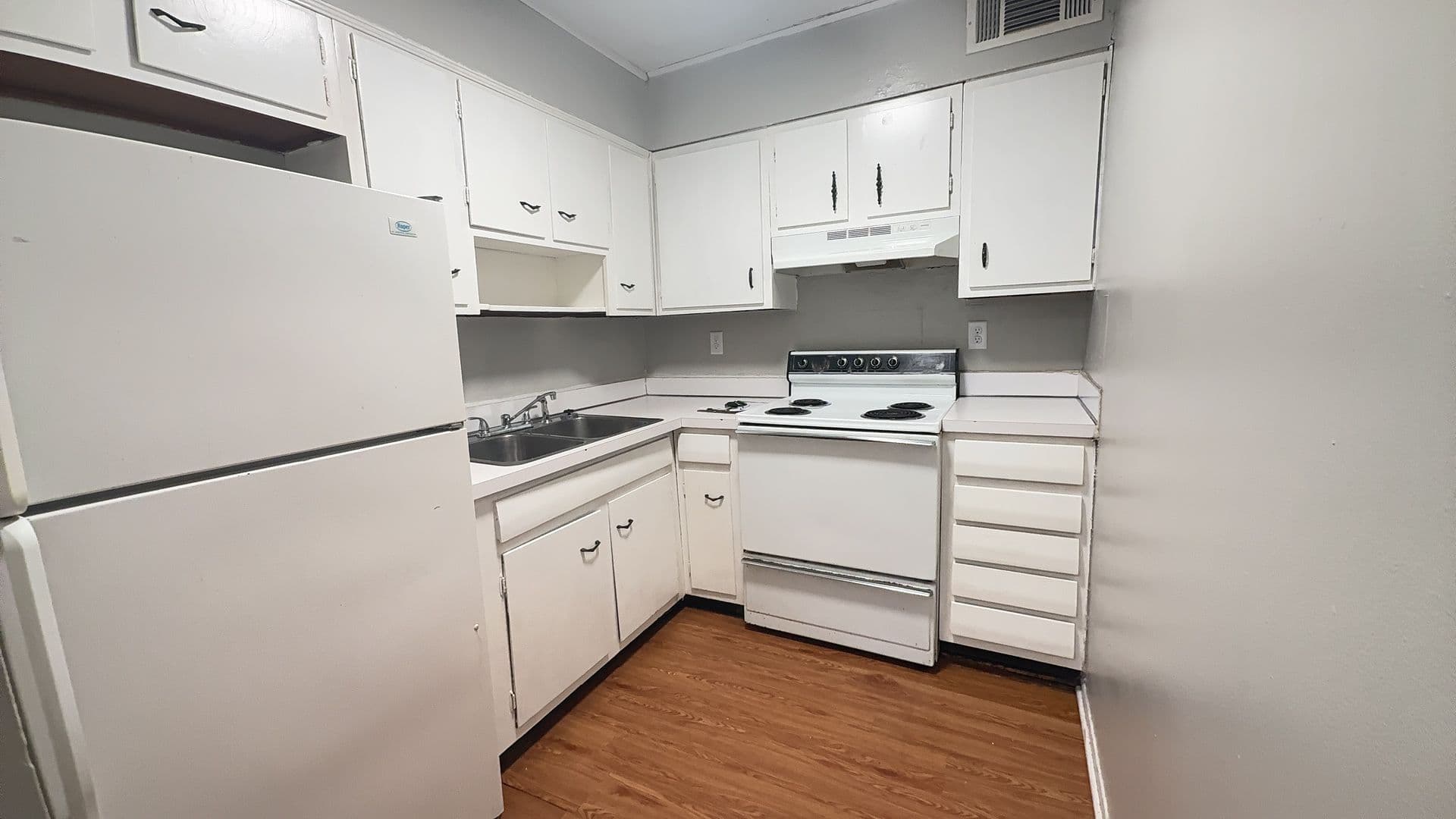 Immediate Move-In! Spacious 2-Bedroom Apartments Near Downtown 19 of 32