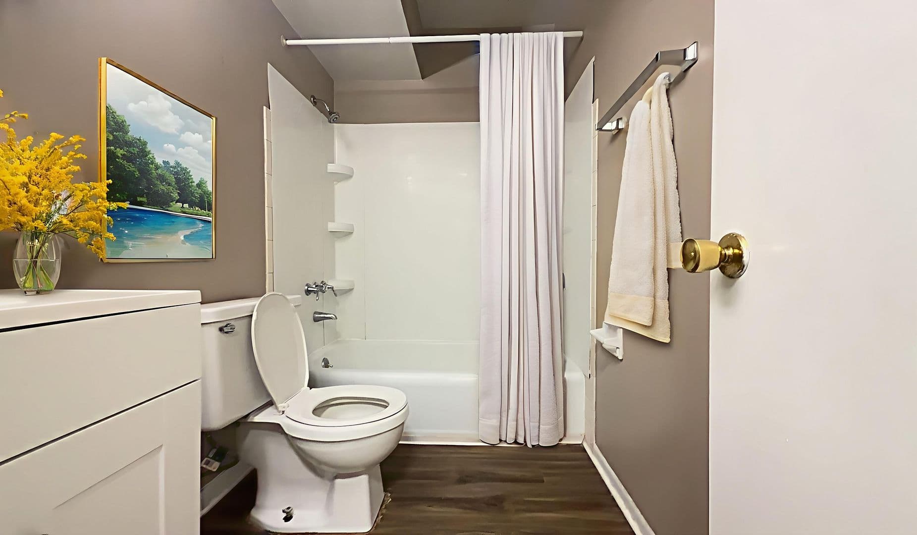Immediate Move-In! Spacious 2-Bedroom Apartments Near Downtown 16 of 32