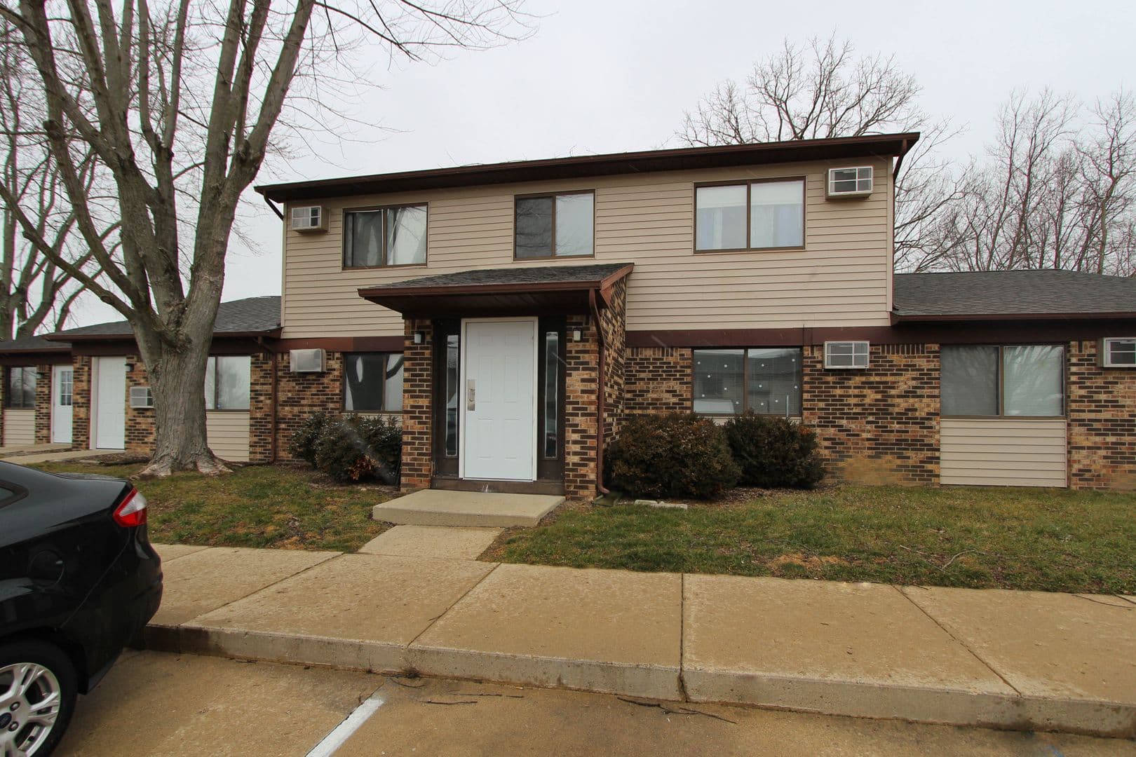 Fully Renovated 2 Bedroom Apartments! Pet Friendly! On-Site Laundry! 16 of 17