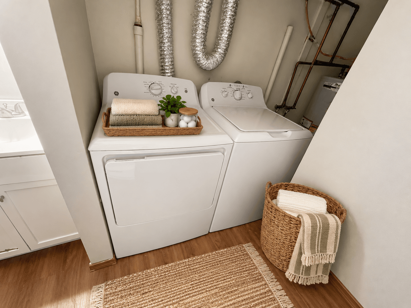 East Memorial Apts - 2 Bedroom 1.5 Bathroom Townhomes with Washer & Dryer in Unit on the Cardinal Greenway! 7 of 8