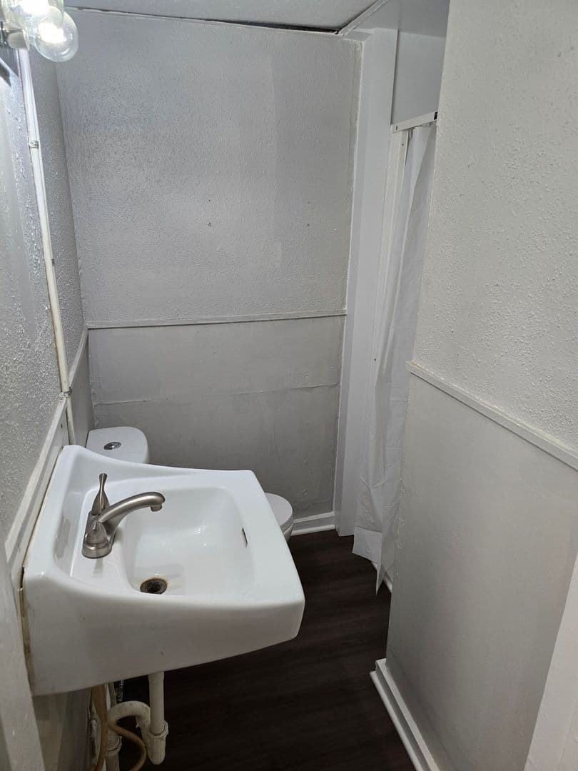 1519 E Washington St: Cozy Studio Style Apartment on Historic Washington Street! Washer Dryer hookups! 5 of 7