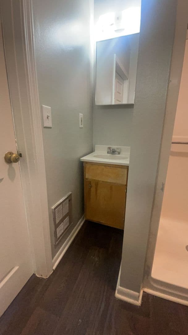111 1/2 S Dicks St - Your Ball State Home Awaits! Cozy 2-Bedroom Duplex Near Campus 6 of 9