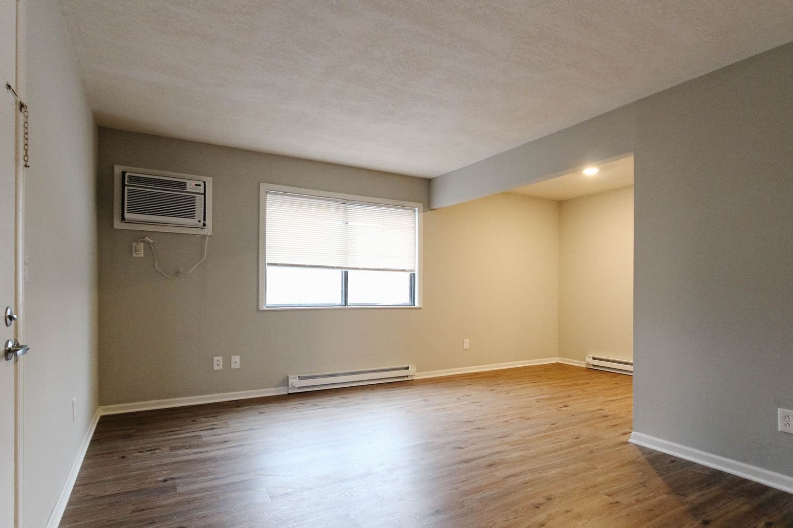 Fully Renovated 2 Bedroom Apartments! Pet Friendly! On-Site Laundry 7 of 8