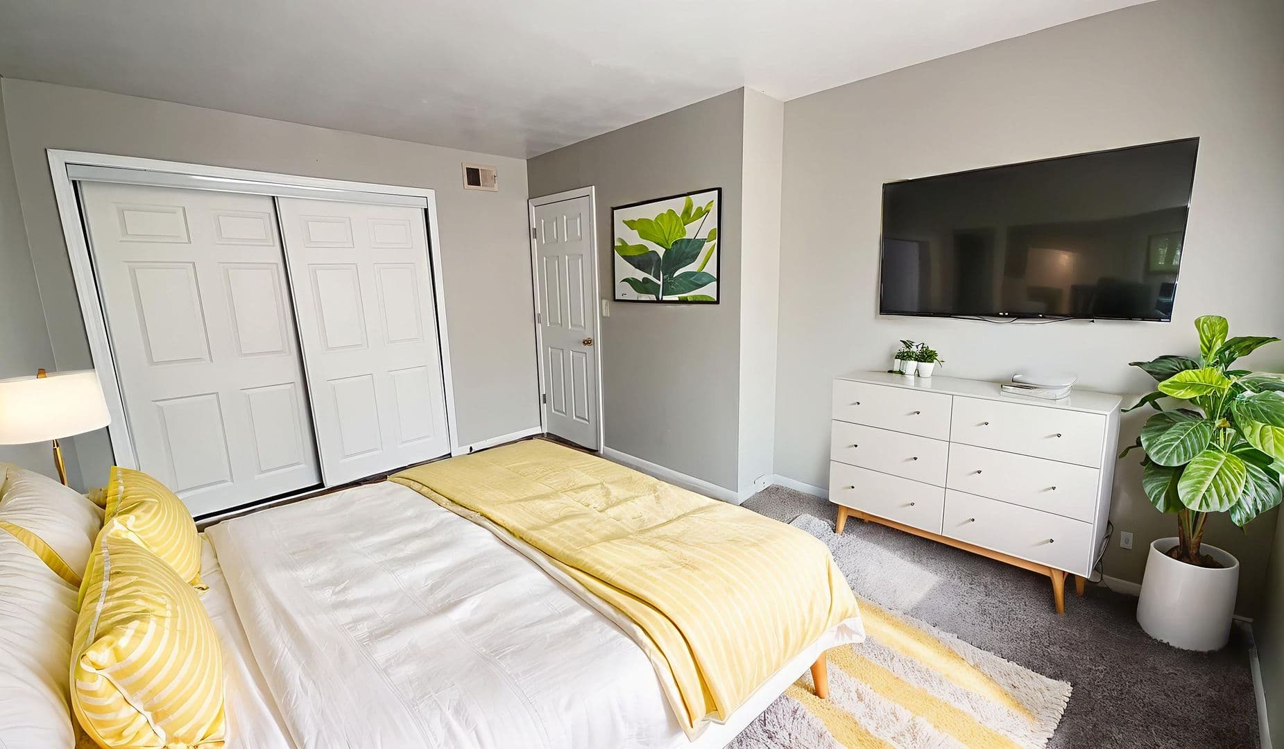 Immediate Move-In! Spacious 2-Bedroom Apartments Near Downtown 2 of 32