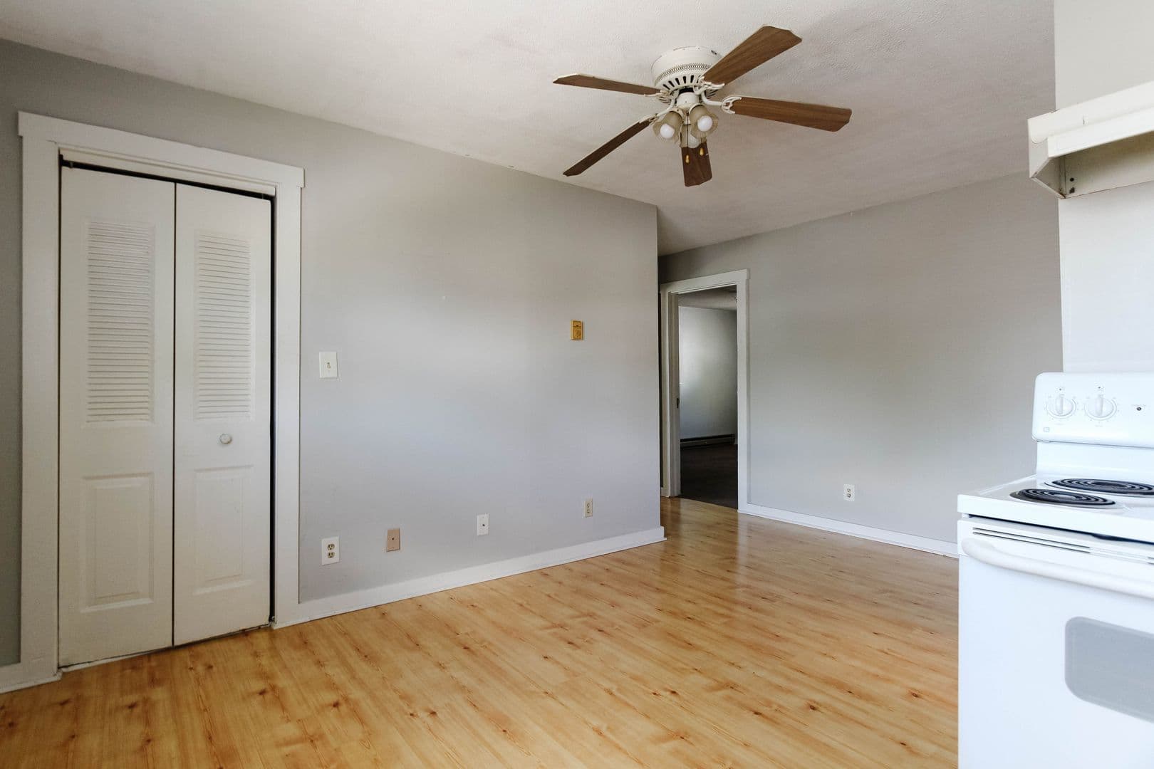 Close to Campus: In-Unit Washer and Dryer 4 of 10