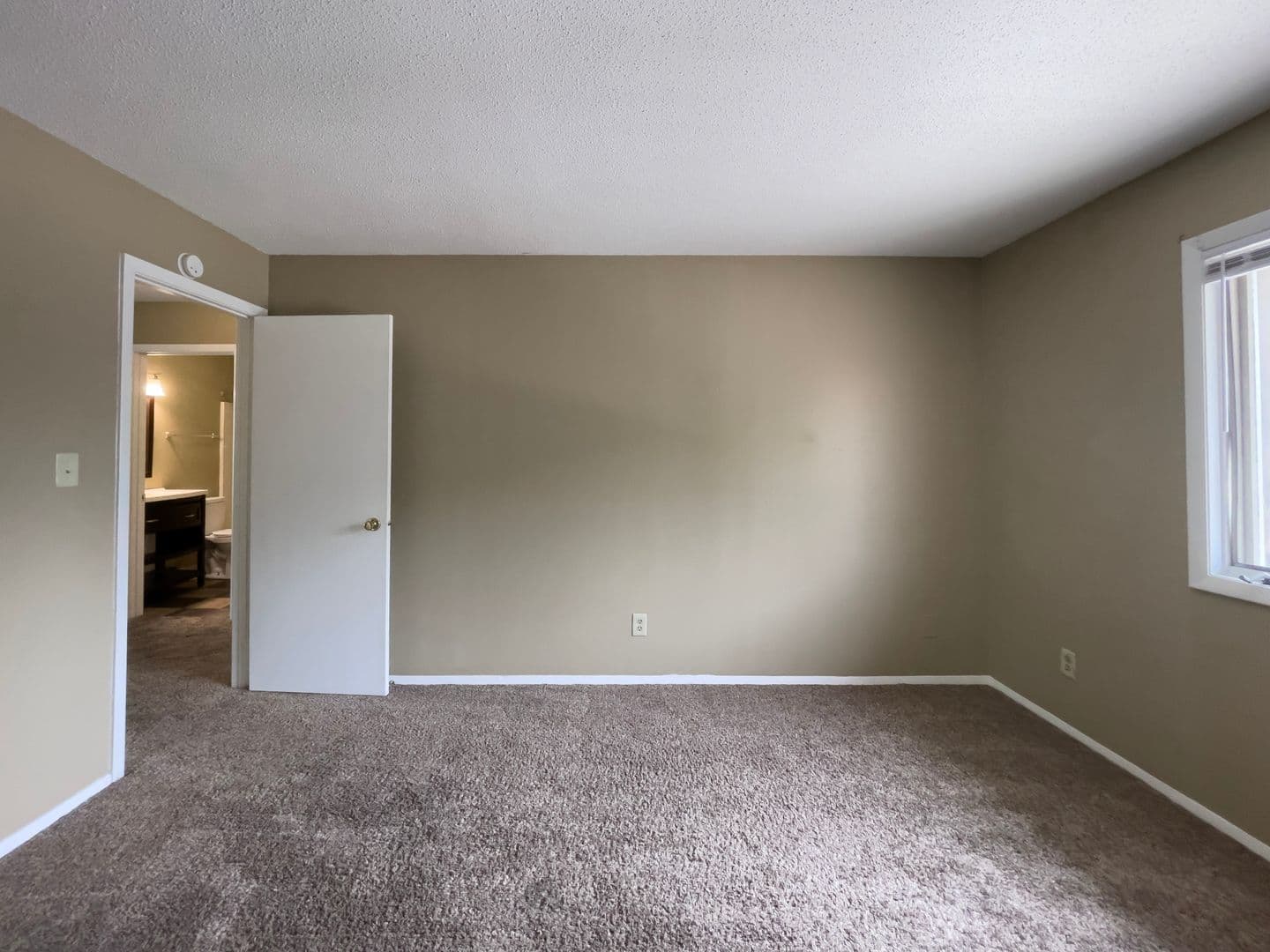 District on Linden - Spacious Units with Private Balconies on the Blue Loop 7 of 15