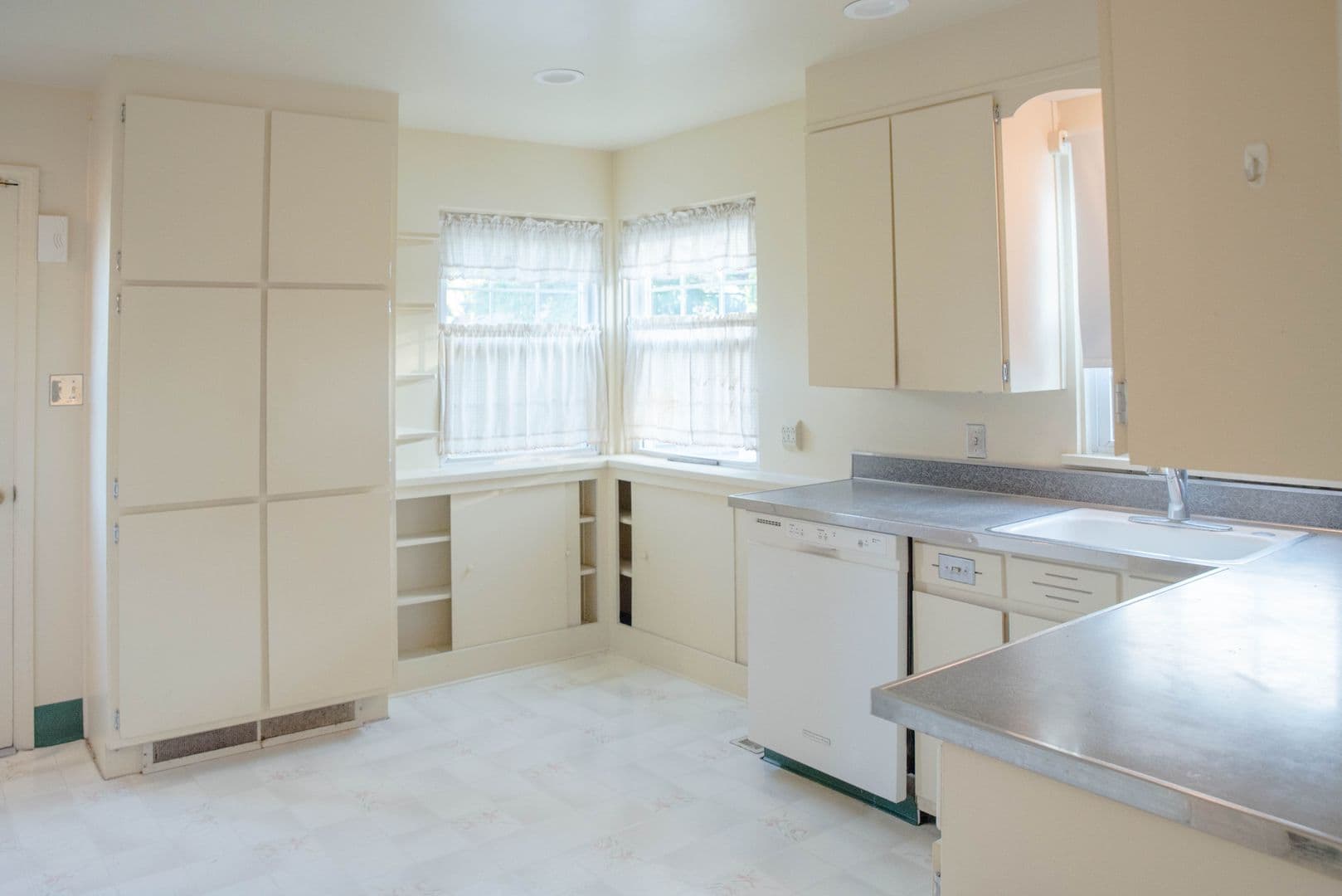 1312 N Woodridge Ave (88 Degree, LLC) 2 of 13