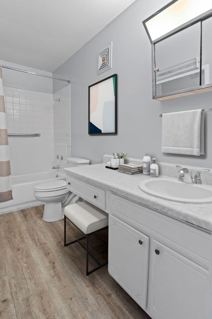 Lexington Arms Apartments - Fresh Updates, Everyday Comfort 15 of 18