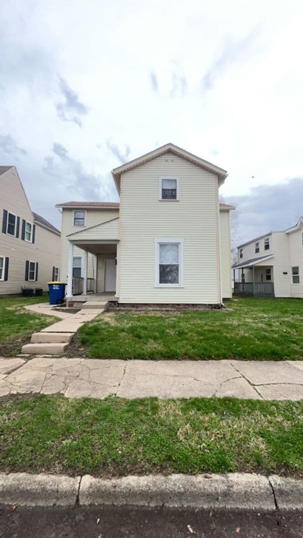 111 1/2 S Dicks St - Your Ball State Home Awaits! Cozy 2-Bedroom Duplex Near Campus 9 of 9