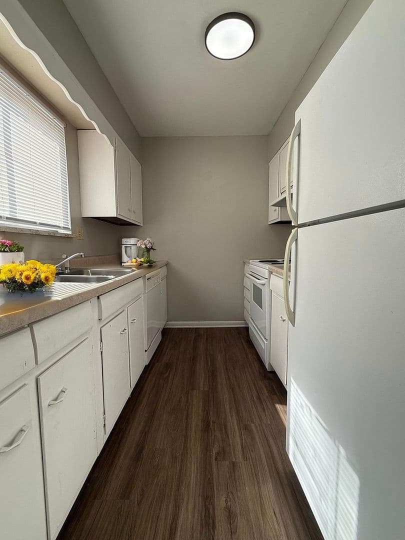 Immediate Move-In! Spacious 2-Bedroom Apartments Near Downtown 4 of 32