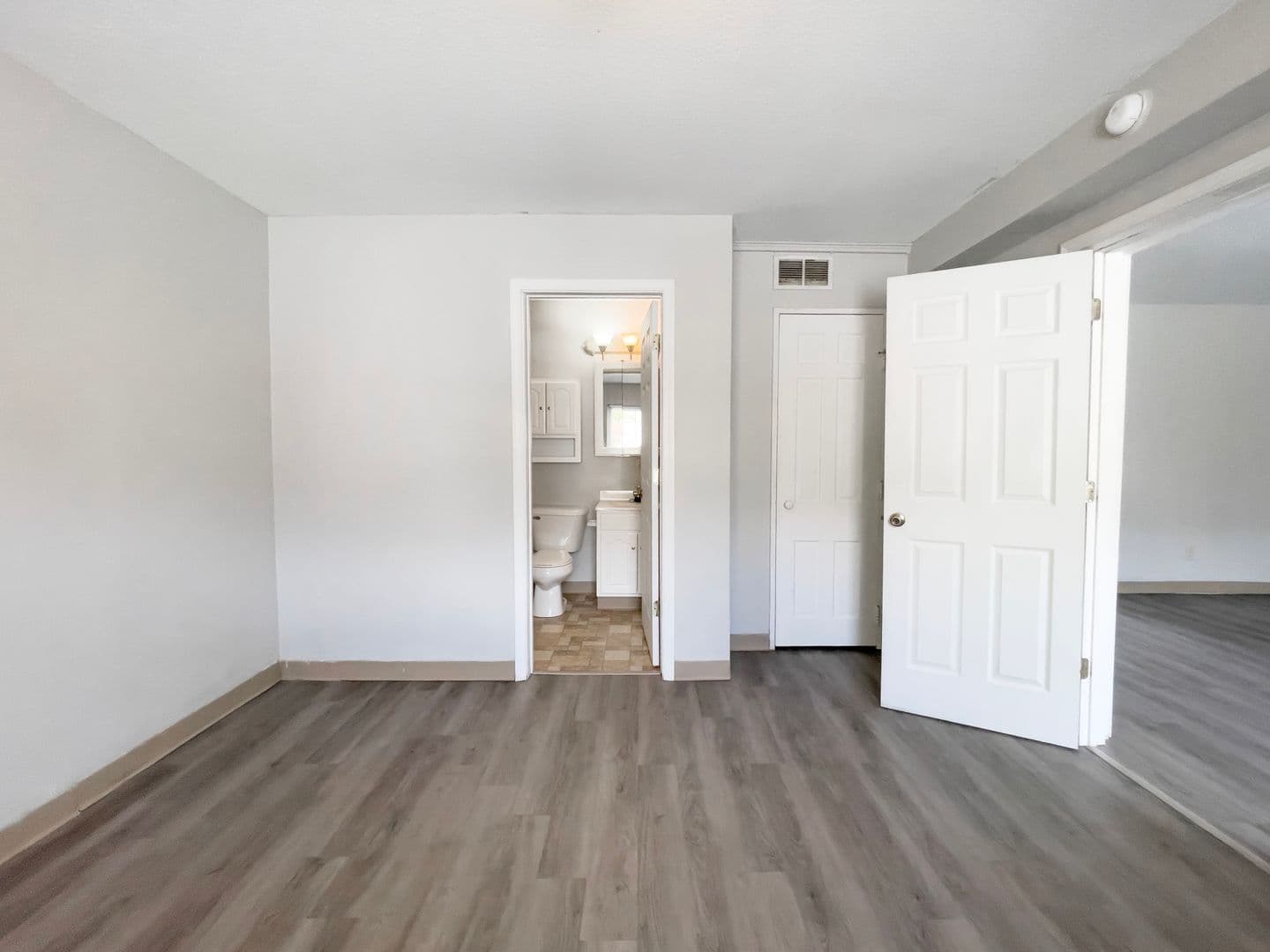 District on Gilbert, close to Campus, updated flooring. 2 of 13